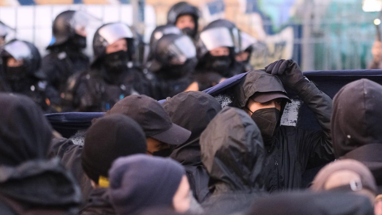 In Leipzig nahmen nach der Urteilsverkündung gegen Lina E. nach Polizeiangaben rund 500 Menschen an einer Demonstration teil.