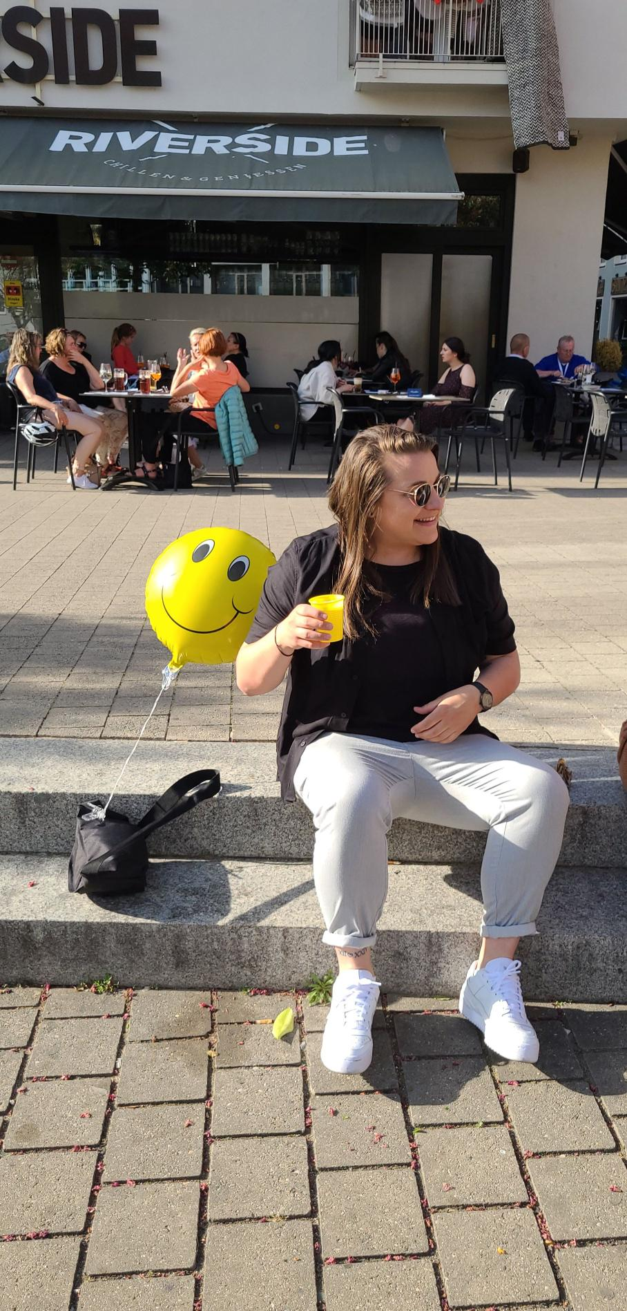 Mit einem Grinsen im Gesicht und einem Becher in der Hand - etwa so soll es auch auf Rock im Park aussehen. Mit einem Grinsen im Gesicht und einem Becher in der Hand - etwa so soll es auch auf Rock im Park aussehen.