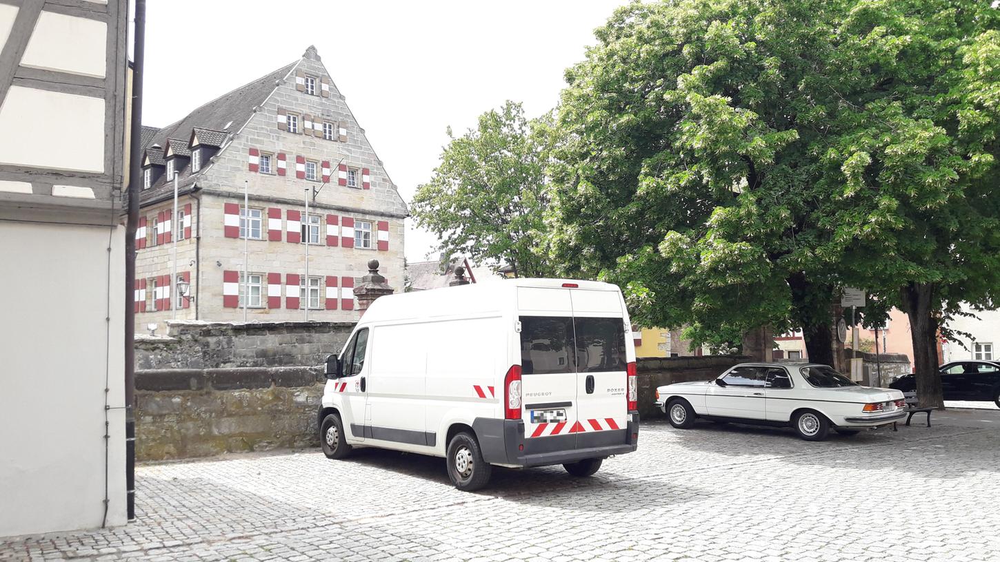 Oft stellten Autofahrer hier einfach ihre Fahrzeuge ab und kassierten ein Knöllchen dafür. Jetzt hat die Stadt Hersbruck das Parken auf dieser Fläche erlaubt. Oft stellten Autofahrer hier einfach ihre Fahrzeuge ab und kassierten ein Knöllchen dafür. Jetzt hat die Stadt Hersbruck das Parken auf dieser Fläche erlaubt.