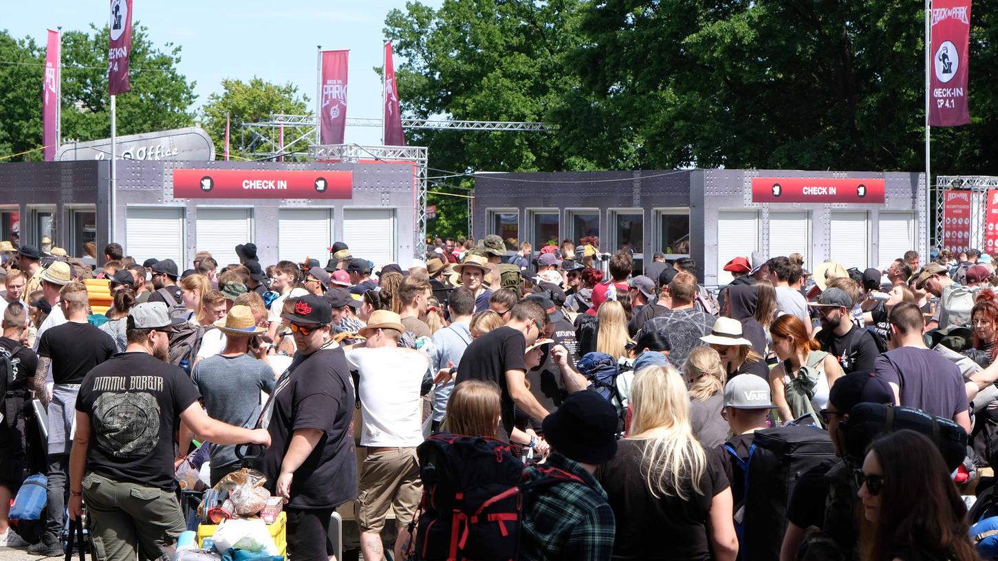 Viele Menschen sind schon am Donnerstag angereist, heute werden noch viele weitere Fans auf das Festival-Gelände strömen.