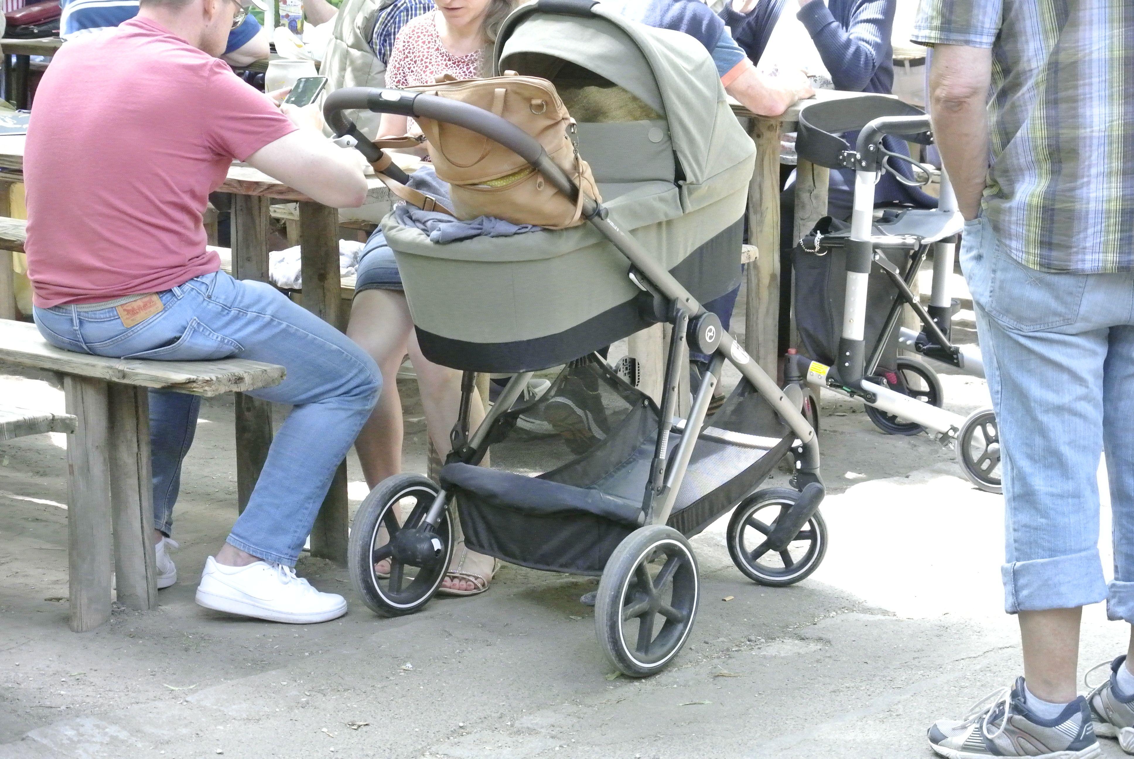 Viele Familien waren mit Kinderwagen unterwegs.