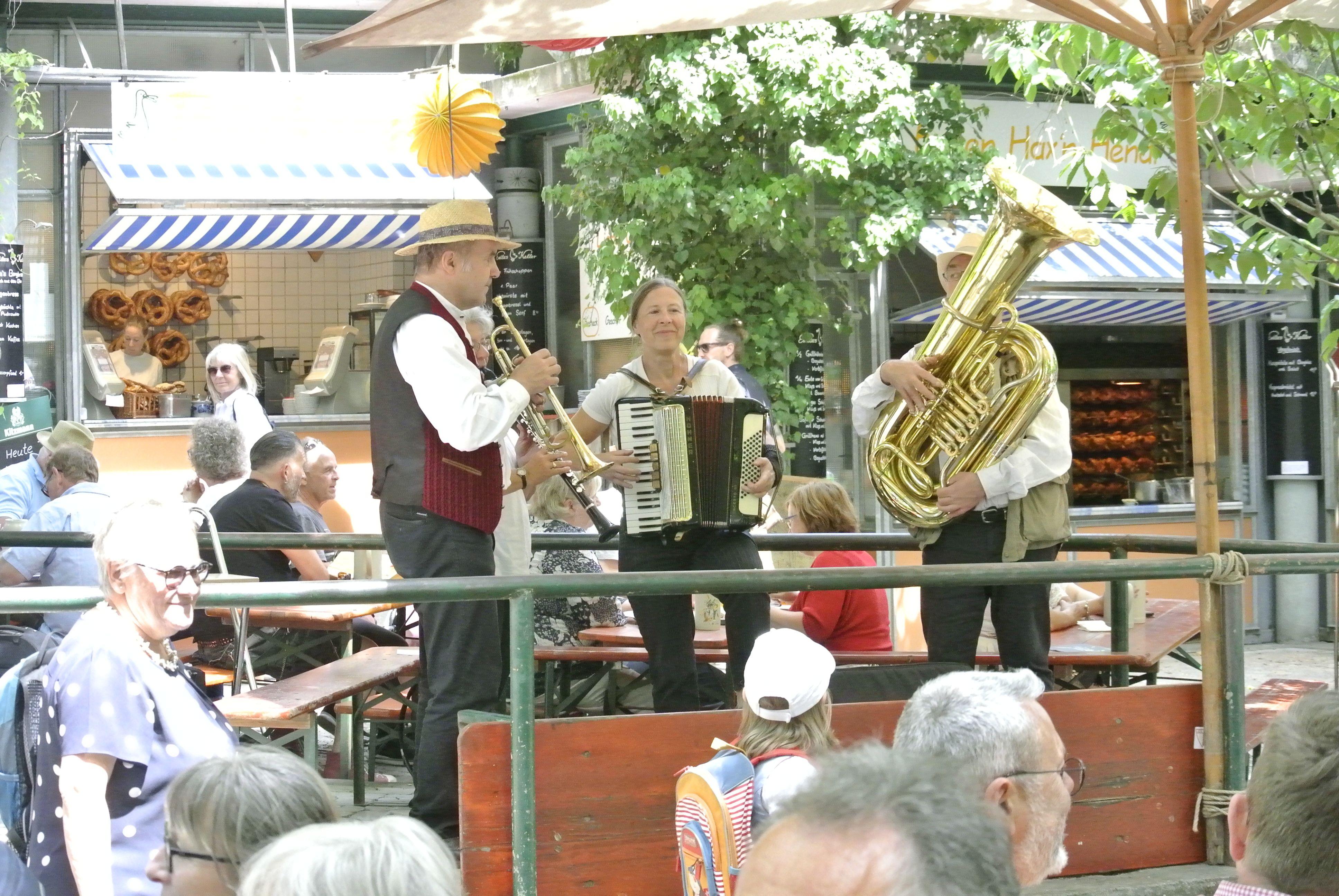 Dort spielten die Fränkischen Straßenmusikanten.