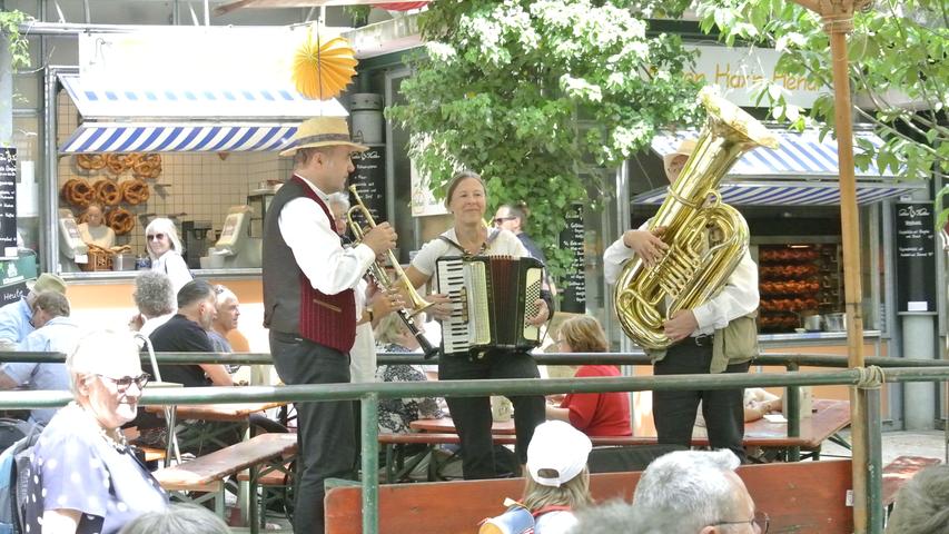 Dort spielten die Fränkischen Straßenmusikanten.