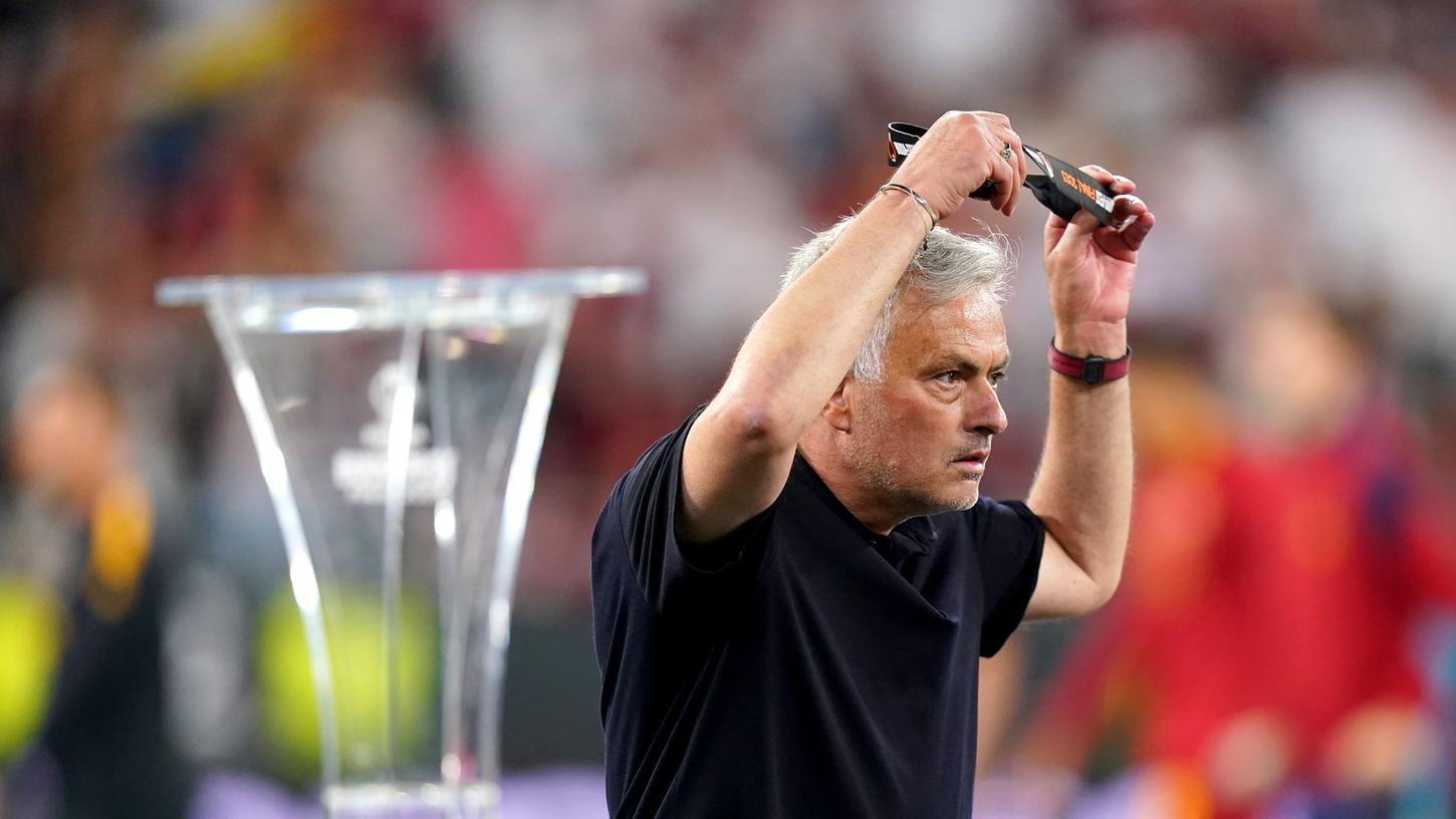 Jose Mourinho, Trainer von AS Rom, nimmt nach der Niederlage von AS Rom seine Vizemeister-Medaille entgegen.