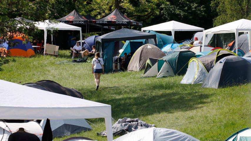 Am Donnerstagmorgen standen schon die ersten Zelte im Luitpoldhain. 320 Duschen gibt es auf dem Festivalgelände und 730 Toiletten.