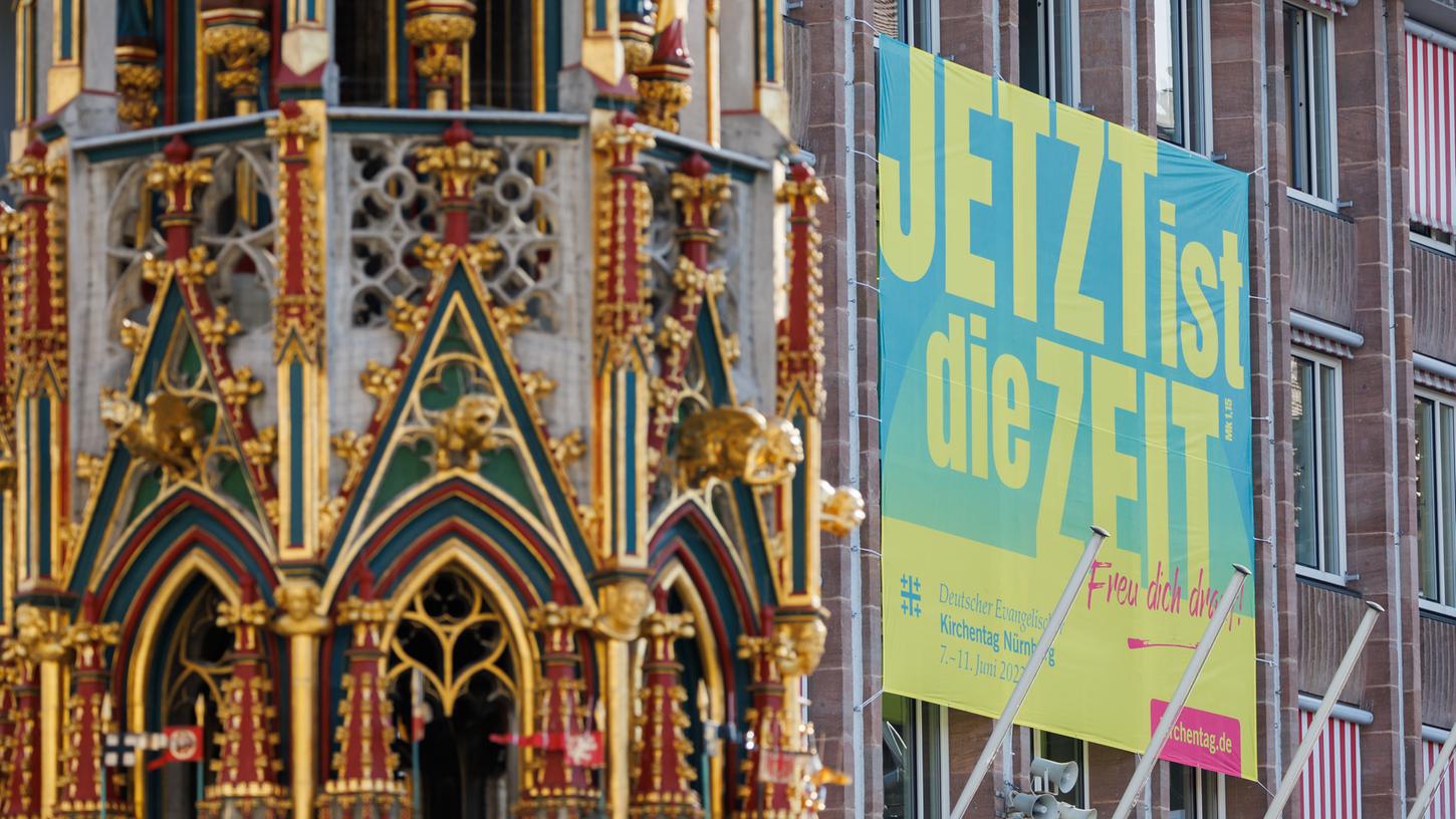 Plakate hängen in der gesamten Stadt und werben für den Kirchentag - er soll 100.000 Menschen nach Nürnberg bringen. 