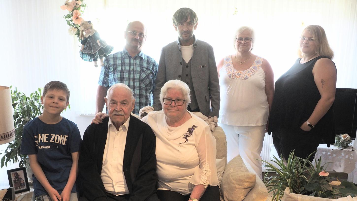 Karl-Heinz und Roswitha Müller (vorne von rechts) haben am Donnerstag ihre Diamantene Hochzeit gefeiert. Als Gratulanten waren unter anderem Bürgermeister und Nachbarn Wolfgang Nierhoff (Mitte), Enkelin Nadja und Tochter Manuela (von links) sowie Schwiegersohn Dieter Deinhardt (links) und Urenkel Leonard (vorne links).