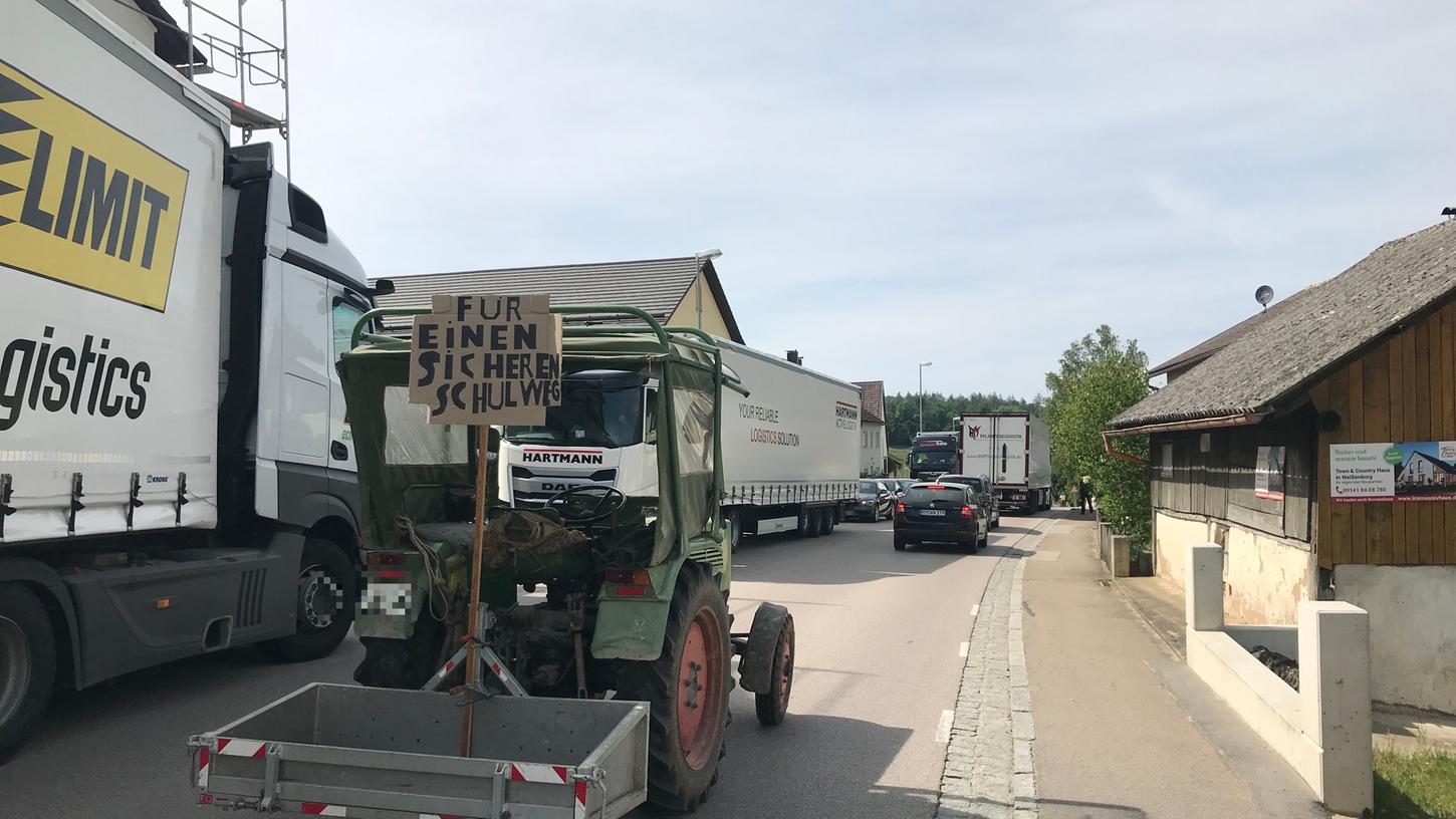 Zwischen 16 und 17 Uhr wurde der Verkehr durch Rothenstein durch geparkte Traktoren verlangsamt. Zwischen 16 und 17 Uhr wurde der Verkehr durch Rothenstein durch geparkte Traktoren verlangsamt.