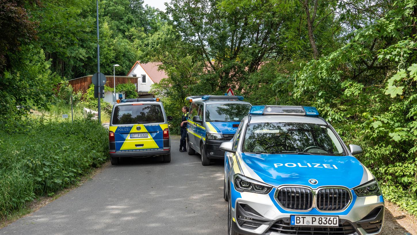 Polizeieinsatz in Ebermannstadt wegen des Angriffs eines Kampfhundes gegen ein kleineres Tier. Polizeieinsatz in Ebermannstadt wegen des Angriffs eines Kampfhundes gegen ein kleineres Tier.