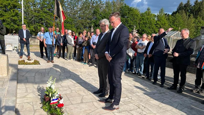 Bürgermeister Robert Ilg und sein Stellvertreter Peter Uschalt legten für die Stadt Hersbruck Blumen am Mahnmal im Centre de la Memoire und am Grab von Robert Hébras nieder.