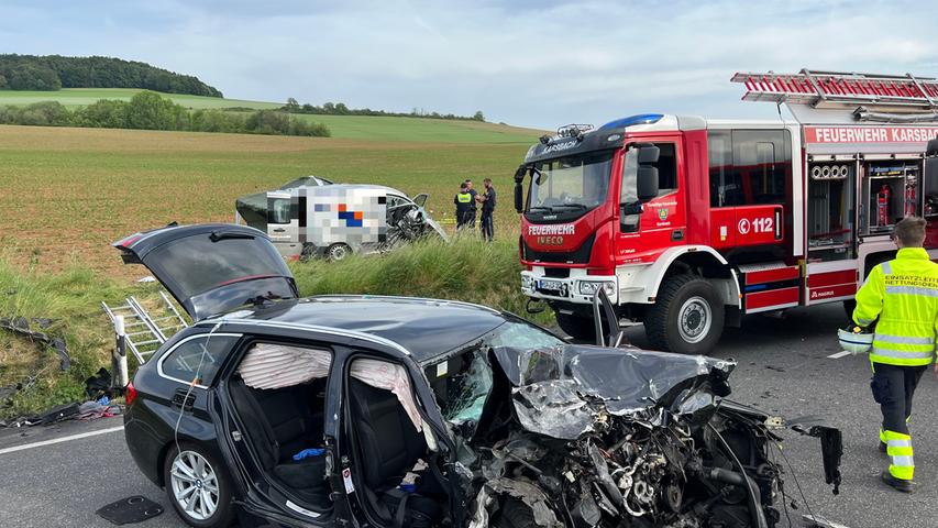 Während die beiden Frauen aus dem BMW gerettet und mit schweren Verletzungen in Krankenhäuser gebracht wurden, kam für den Unfallverursacher jede Hilfe zu spät. Er starb noch am Unfallort. 