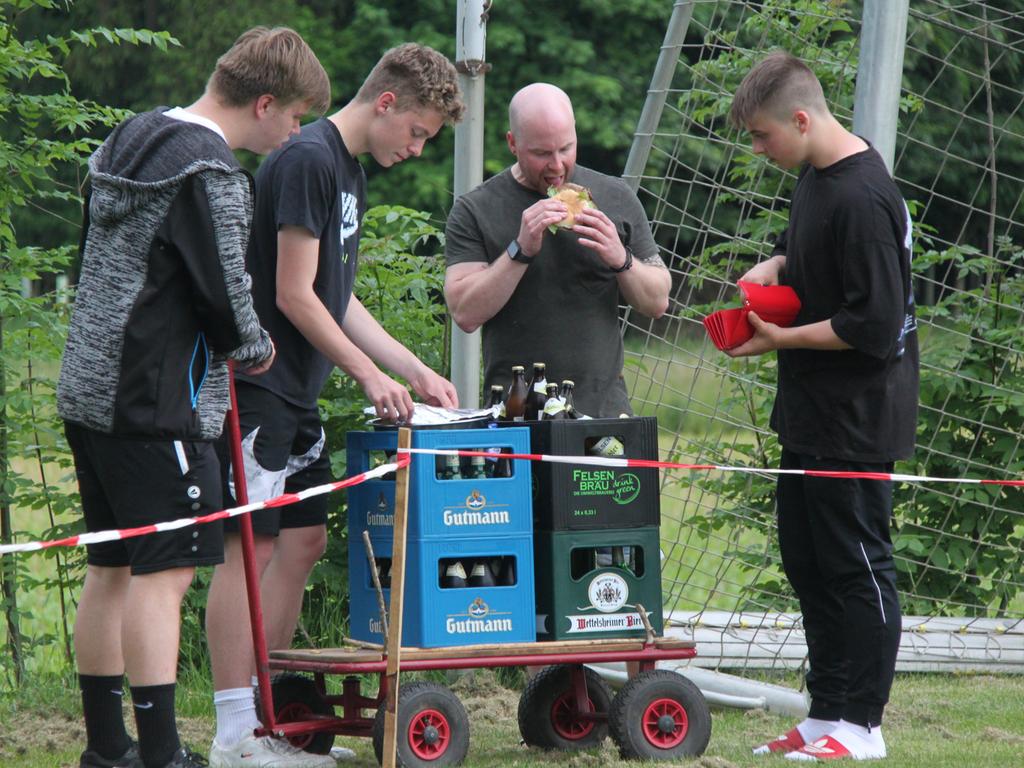 Mit Wägelchen und Getränkekisten um den Sportplatz fahren (so wie letztes Jahr in Raitenbuch, unser Bild) wird bei der diesjährigen Relegation kaum möglich sein.  