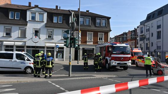 Großeinsatz in Erlangen - Handwerker bohren Gasleitung an, Bewohner evakuiert