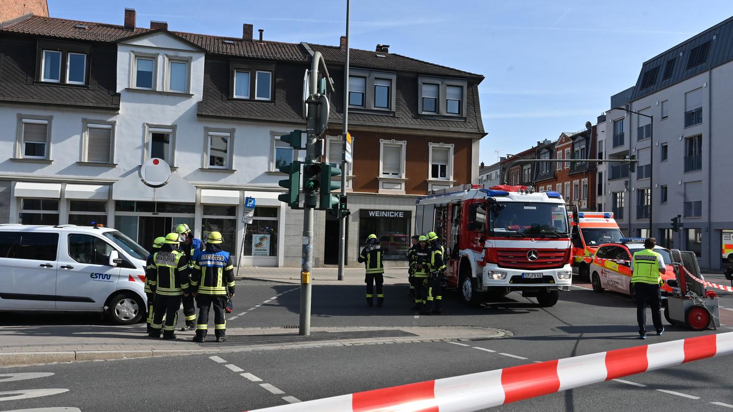 Weil Handwerker eine Gasleitung angebohrt hatten, herrschte in der Luitpoldstraße Explosionsgefahr. Feuerwehr, Polizei und Rettungsdienst waraen im Großeinsatz.