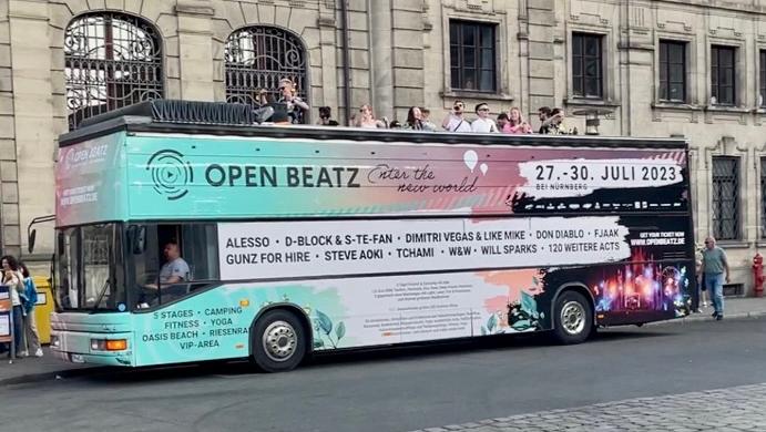 Auffällig: Der Oldtimer-Bus mit feiernden Menschen hat am vergangenen Wochenende in Erlangen für Aufmerksamkeit gesorgt.