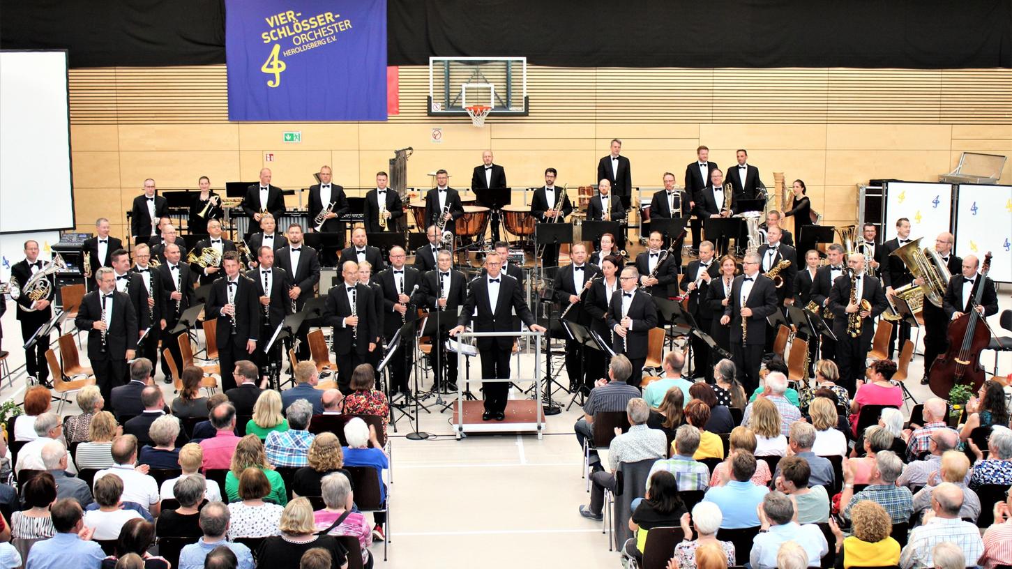 Berauschendes Benefizkonzert: das Musikkorps der Bundeswehr in der Gründlachhalle in Heroldsberg.   