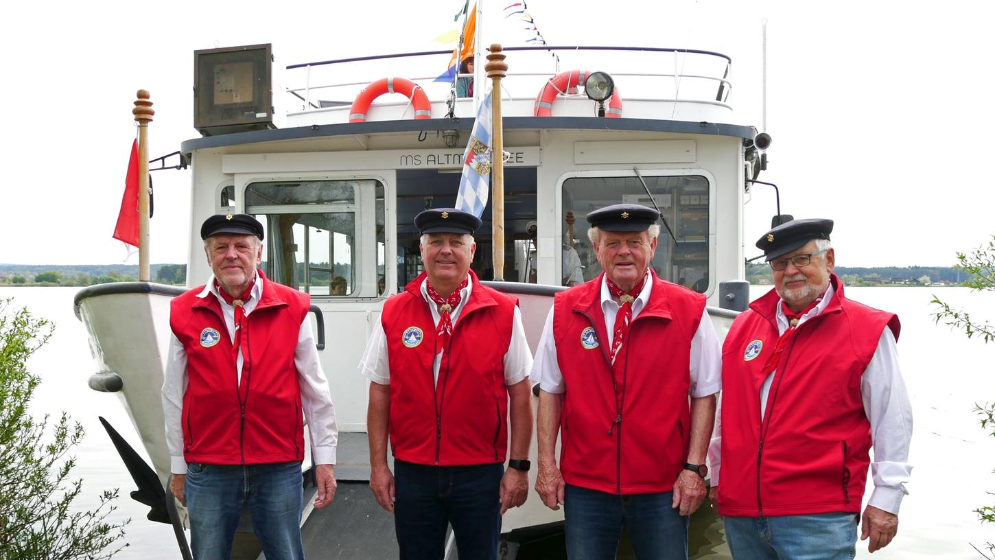 (v. links): Georg Karl Zanzinger leitet den Shantychor, dabei sind auch Fred Hochfeldt, Siggi Kipfmüller und Erich Michl. (v. links): Georg Karl Zanzinger leitet den Shantychor, dabei sind auch Fred Hochfeldt, Siggi Kipfmüller und Erich Michl.