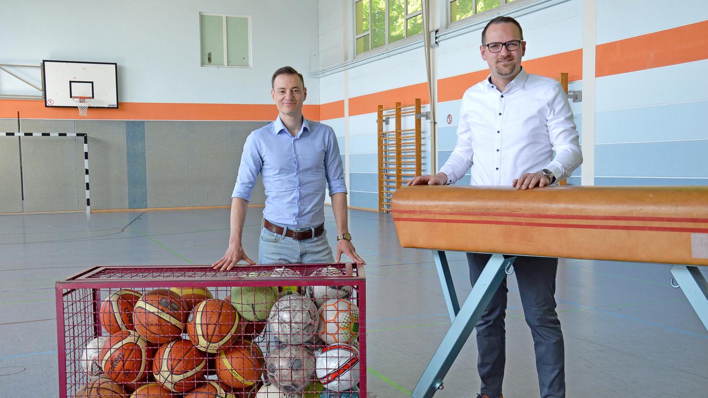 Runde Sache: Oberbürgermeister Peter Reiß und Sportkoordinator Manuel Kronschnabel freuen sich darüber, dass der Schul- und Vereinssport trotz Hallenknappheit weitergeht. 