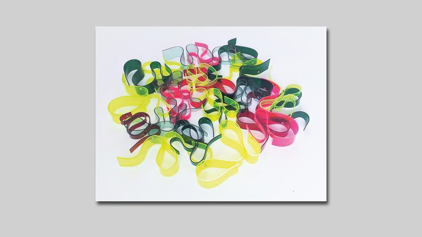 SELÇUK DIZLEK Kringel I (2021) 75 x 6 cm fluoreszierendes Plexiglas verschraubt SELÇUK DIZLEK Kringel I (2021) 75 x 6 cm fluoreszierendes Plexiglas verschraubt