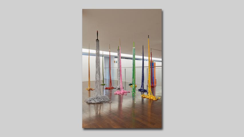 BARBARA ENGELHARD Flowing Colours (2022) mehrteilig, Höhe variabel Satinband, Pinselrohlinge, Nylonfaden BARBARA ENGELHARD Flowing Colours (2022) mehrteilig, Höhe variabel Satinband, Pinselrohlinge, Nylonfaden