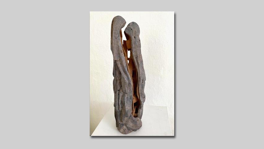 EVELYN HESSELMANN Zerbrechliche Freundschaft (2022) 53 x 15 x 15 cm Ton mit Asche, gebrannt EVELYN HESSELMANN Zerbrechliche Freundschaft (2022) 53 x 15 x 15 cm Ton mit Asche, gebrannt