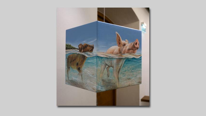 ISABELL HEUSINGER Schwein hoch vier (2022) 30 x 30 x 30 cm Öl und Firnis auf Holz