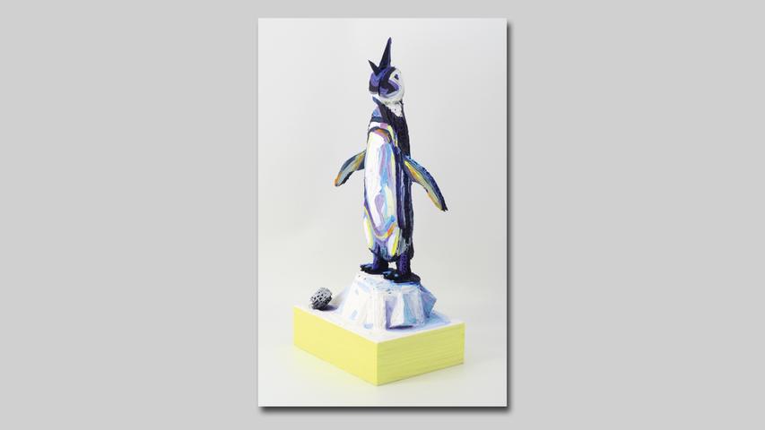 CHANG MIN LEE Pinguin (2022) 44 x 24 x 15 cm Öl auf Pappe und Holz