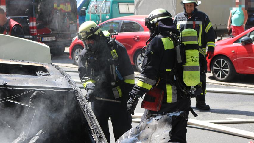 Mitten in Nürnberg: Mercedes E-Klasse geht in Flammen auf