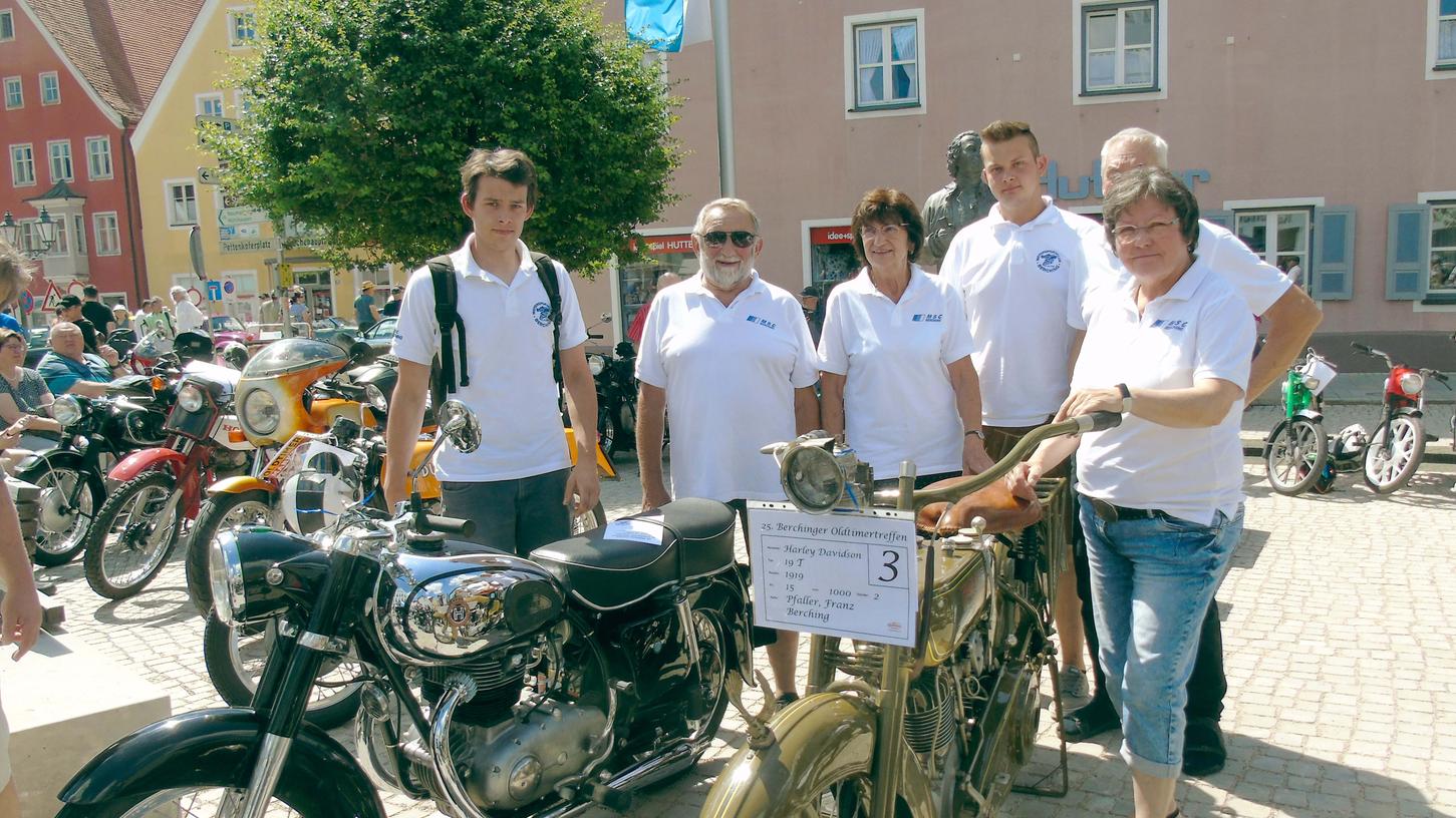 Das Organisatoren-Team des Berchinger Oldtimertreffen mit Franz Pfaller (2.von links).