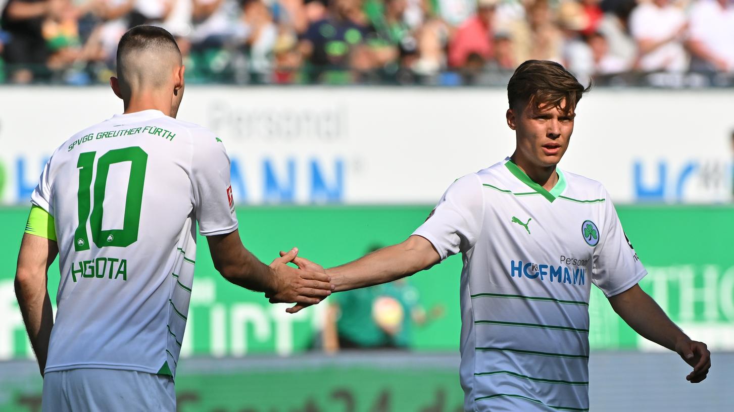 Gegen Darmstadt endlich mal wieder auf dem Rasen: Sidney Raebiger (rechts) will künftig öfter mit Branimir Hrgota spielen.