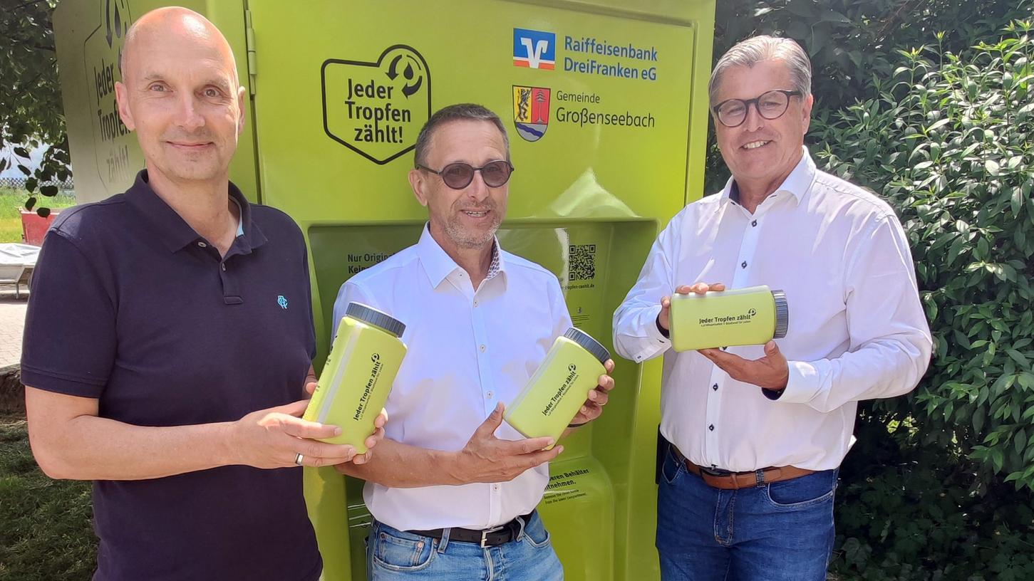 Freuen sich über den erfolgreichen Projektstart (v.l.): Bürgermeister Jürgen Jäkel, Hubert Zenk von „Jeder Tropfen zählt“ und Horst Amon, Vorstandssprecher der Raiffeisenbank DreiFranken eG. 