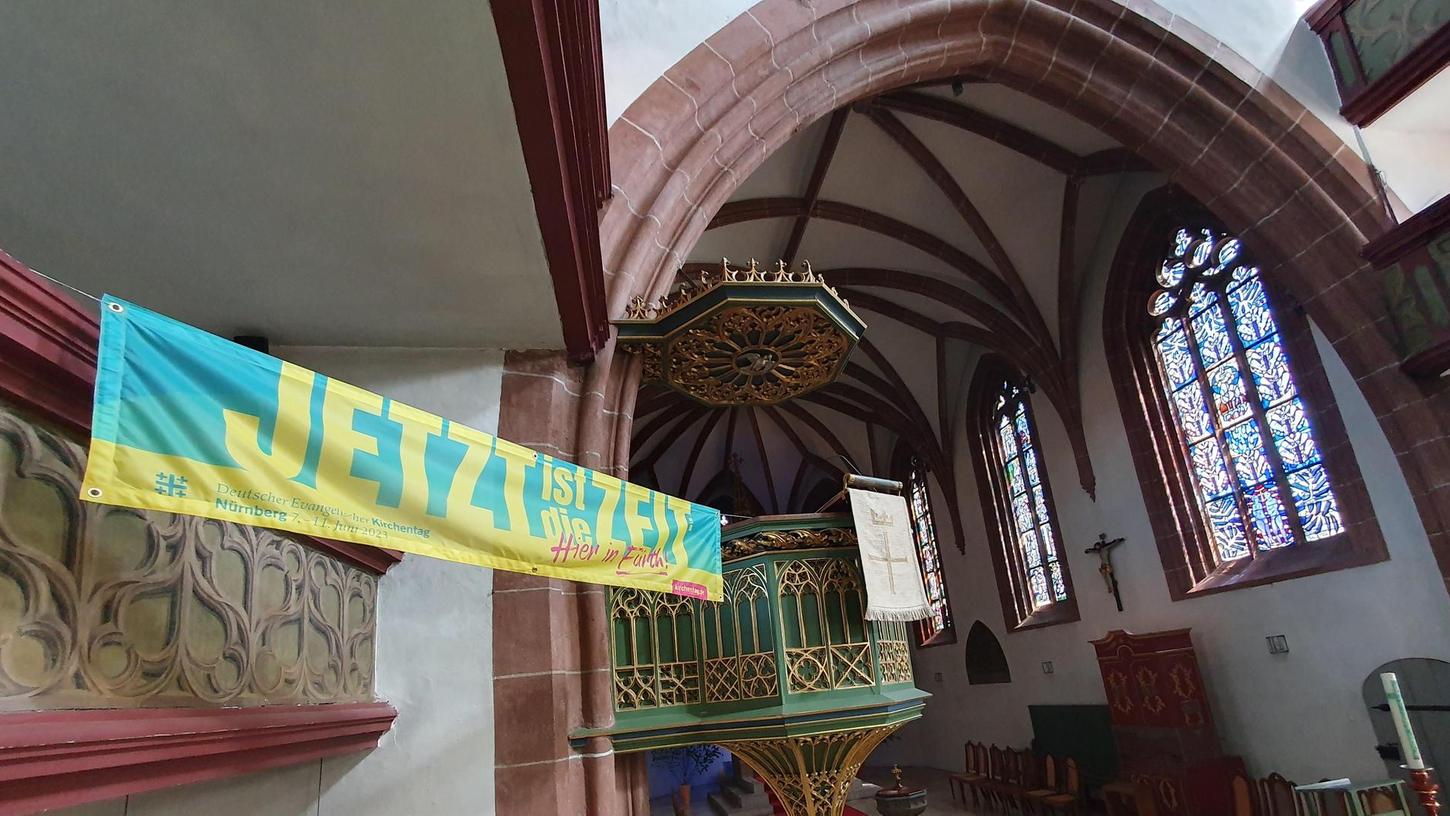 In St. Michael hängt ein Transparent mit dem Kirchentagsmotto – ansonsten weist bisher noch nicht viel im Stadtbild auf die Großveranstaltung hin.