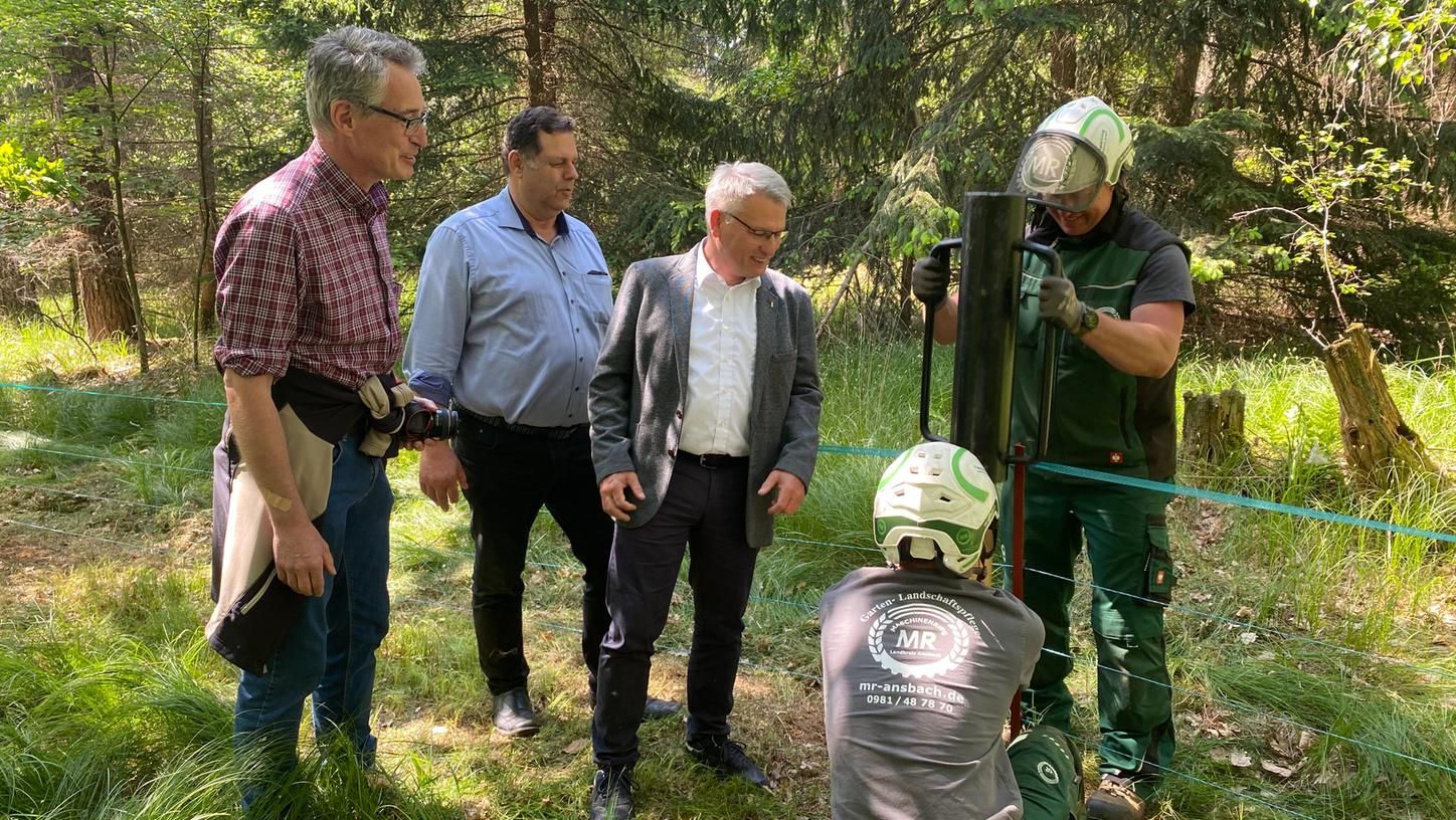 Ralf Zechmeister, Friedrich Bauer und Hans Henninger verfolgen die Arbeiten von Max Uhlig und Johannes Redinger bei der Zaunbau-Übung zur Afrikanischen Schweinepest. Ralf Zechmeister, Friedrich Bauer und Hans Henninger verfolgen die Arbeiten von Max Uhlig und Johannes Redinger bei der Zaunbau-Übung zur Afrikanischen Schweinepest.