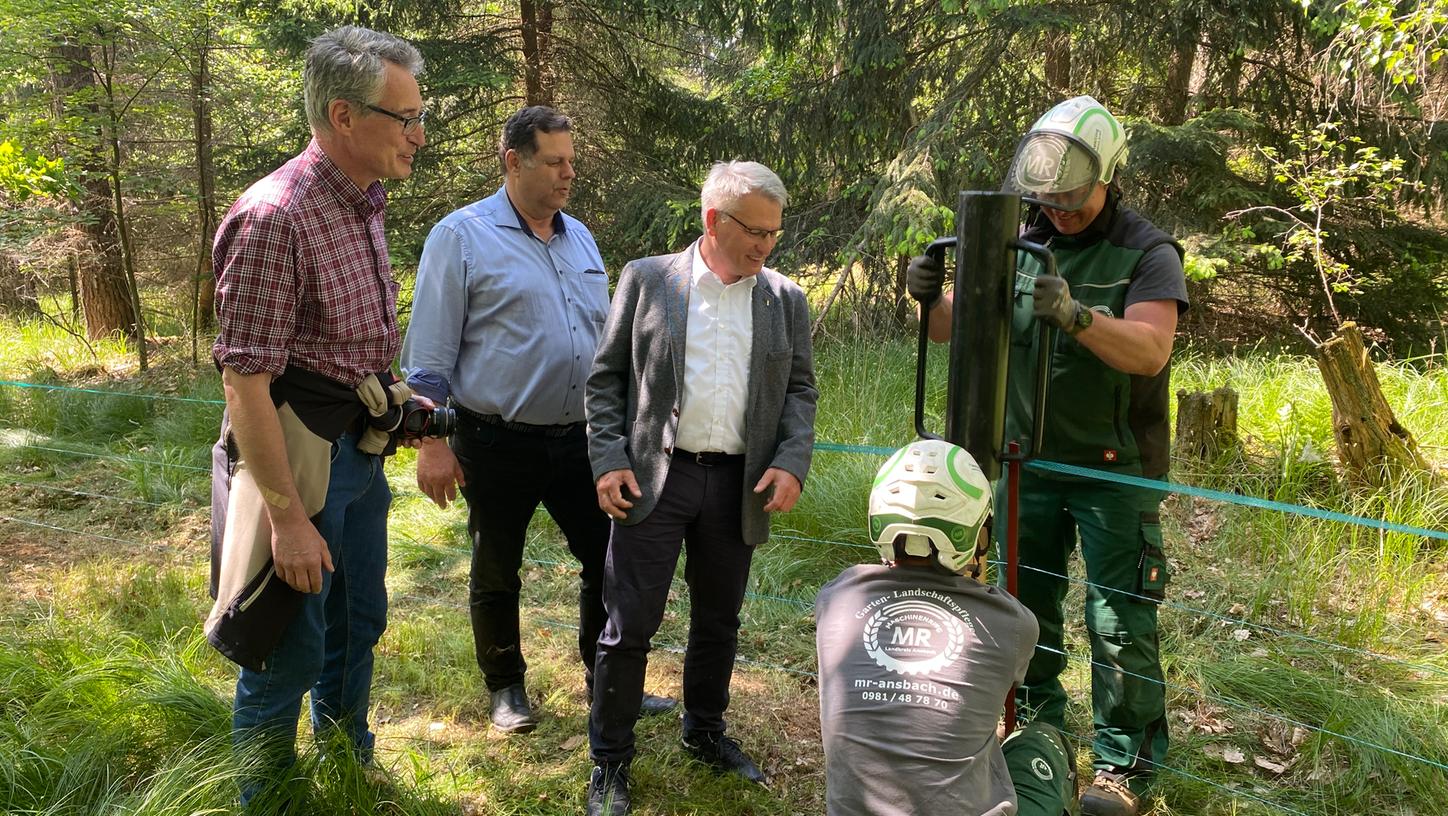 Ralf Zechmeister, Friedrich Bauer und Hans Henninger verfolgen die Arbeiten von Max Uhlig und Johannes Redinger bei der Zaunbau-Übung zur Afrikanischen Schweinepest.