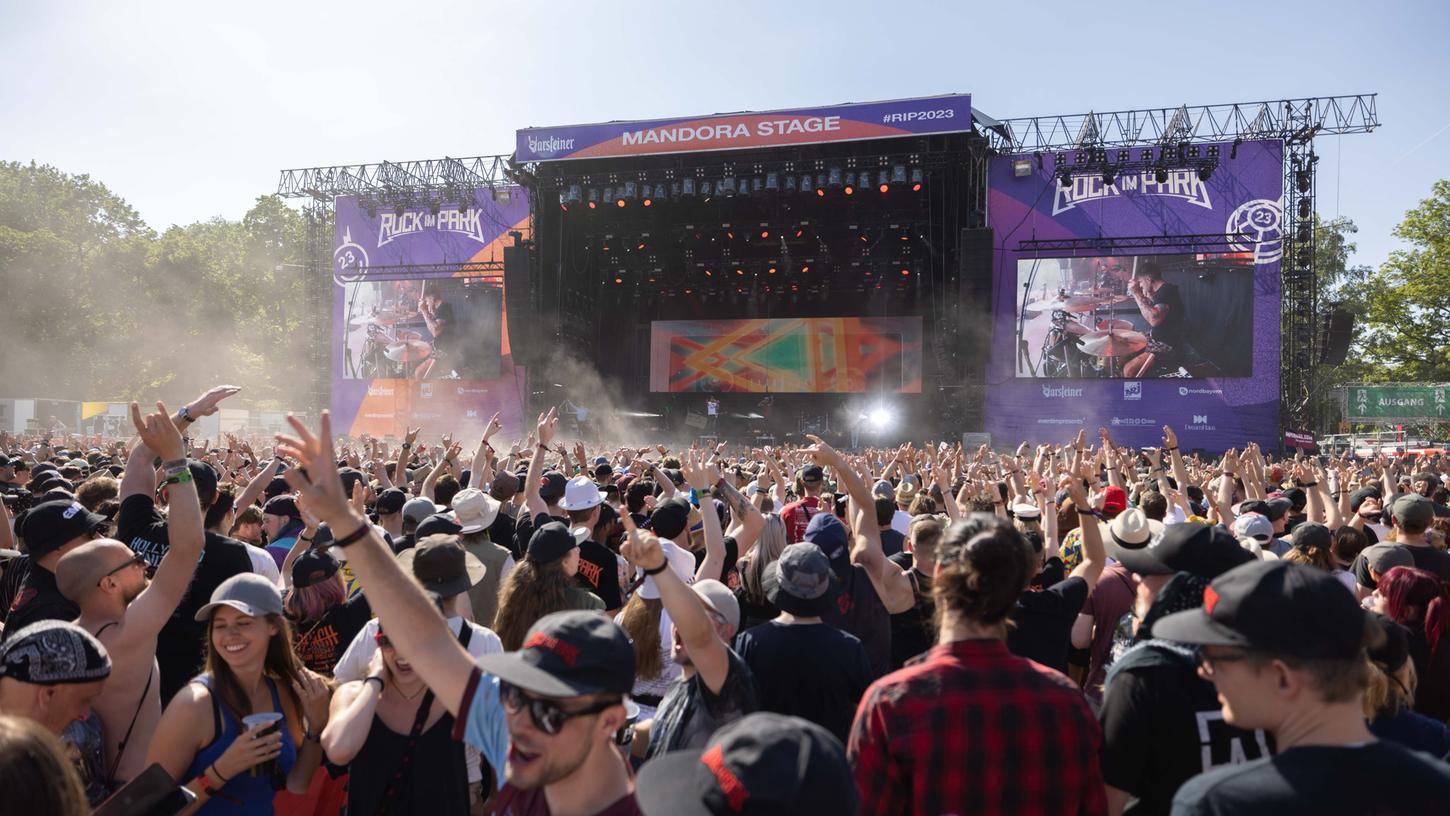 Tausende Fans feierten ihre Lieblingsbands ein Wochenende lang vor der Mandora Stage.