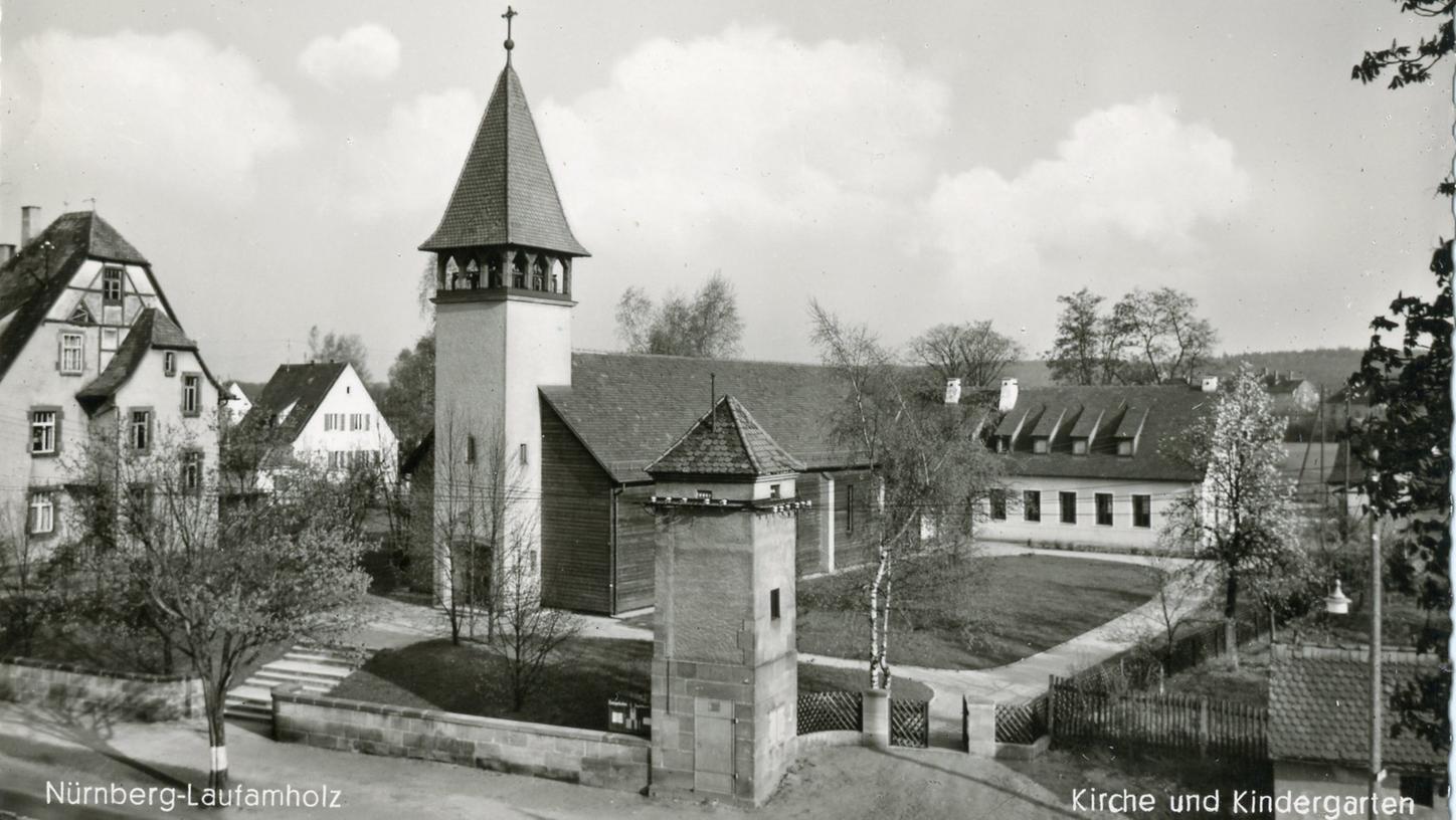 Mit der benachbarten Villa, dem Trafohäuschen und dem Kindergarten wirkte Heilig Geist um 1955 wie ein Teil eines uralten Dorf-Ensembles.