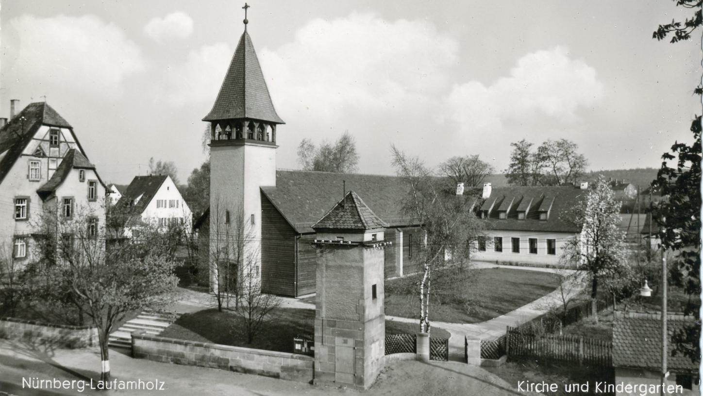 Mit der benachbarten Villa, dem Trafohäuschen und dem Kindergarten wirkte Heilig Geist um 1955 wie ein Teil eines uralten Dorf-Ensembles. Mit der benachbarten Villa, dem Trafohäuschen und dem Kindergarten wirkte Heilig Geist um 1955 wie ein Teil eines uralten Dorf-Ensembles.