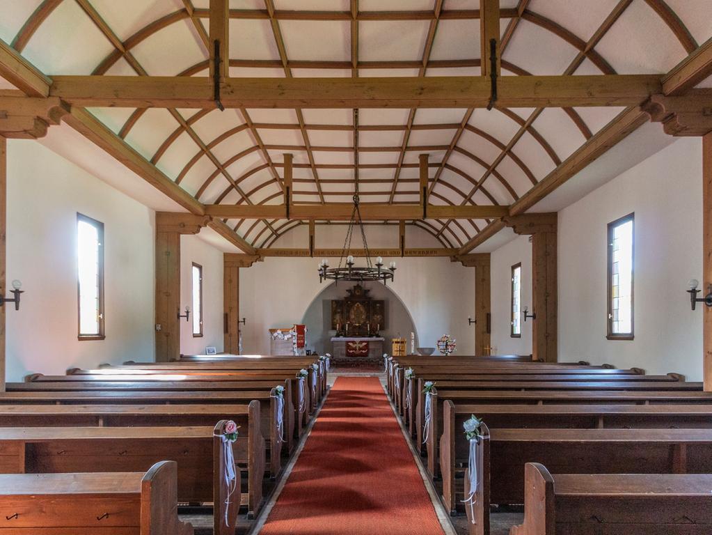 Der Kirchenraum mit seiner gediegenen Ausstattung hat sich in den vergangenen 75 Jahren nur wenig verändert. Ein Glücksfall, dessen sich nur wenige Gemeinden erfreuen können. Der Kirchenraum mit seiner gediegenen Ausstattung hat sich in den vergangenen 75 Jahren nur wenig verändert. Ein Glücksfall, dessen sich nur wenige Gemeinden erfreuen können.