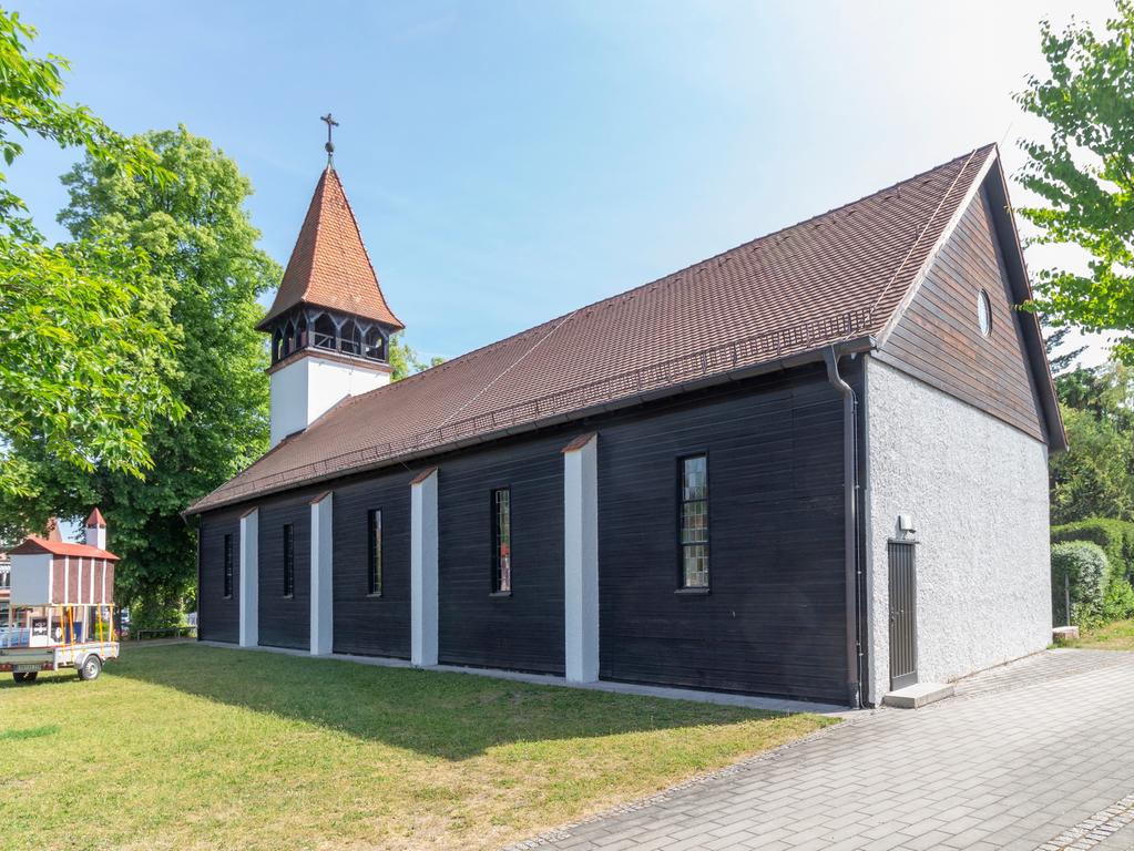 Heute können wir der hohen Bäume wegen die Perspektive der 1950er Jahre nicht mehr einnehmen. Dann eben vom Kirchgarten aus, wo man die Kirche derzeit zusammen mit ihrem Modell bewundern kann. 