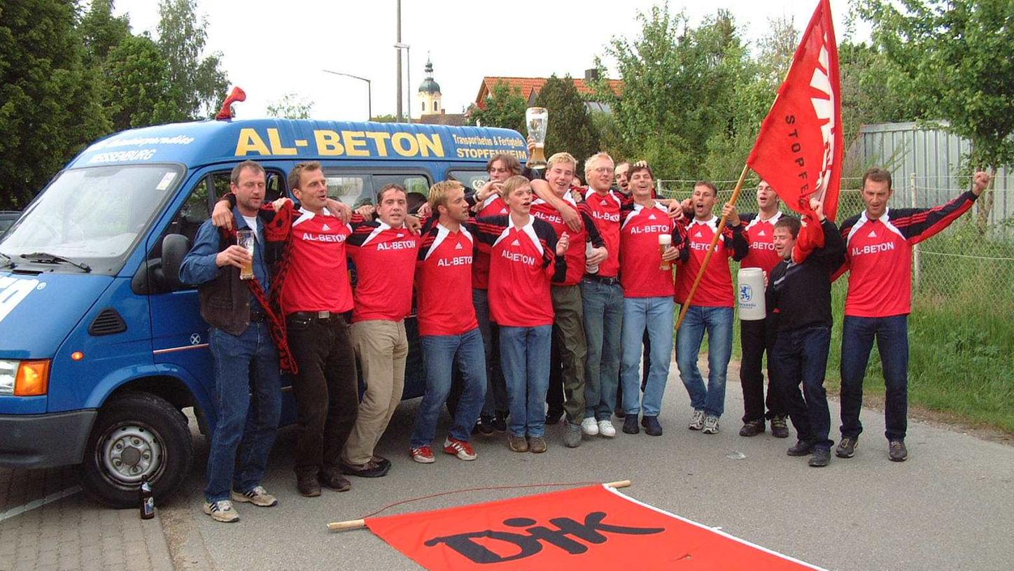 So jubelte die DJK Stopfenheim vor 20 Jahren beim ersten Bezirksliga-Aufstieg. Nun will der Dorfverein zum zweiten Mal auf die mittelfränkische Ebene klettern. So jubelte die DJK Stopfenheim vor 20 Jahren beim ersten Bezirksliga-Aufstieg. Nun will der Dorfverein zum zweiten Mal auf die mittelfränkische Ebene klettern.