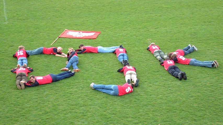 Vor 20 Jahren legten sich die Stopfenheimer Spieler in DJK-Form auf den Rasen.