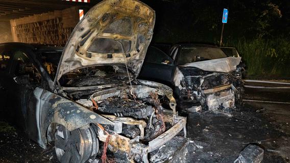 Frontalcrash im Kreis Neumarkt: Jugendliche retten sich aus brennenden Autos