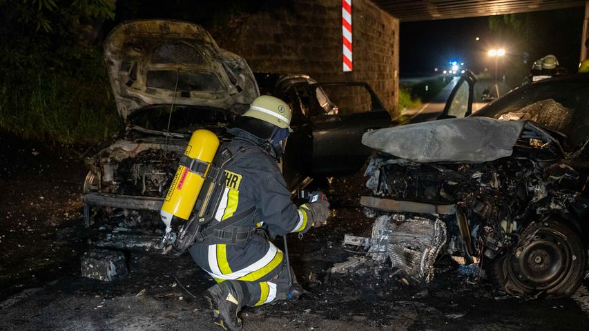 Während der Seat komplett ausbrannte, wurde der VW durch das Feuer im Frontbereich stark beschädigt. An beiden PKW entstand jeweils Totalschaden. Ein neben der Straße stehender Baum erlitt ebenfalls Brandschäden. 