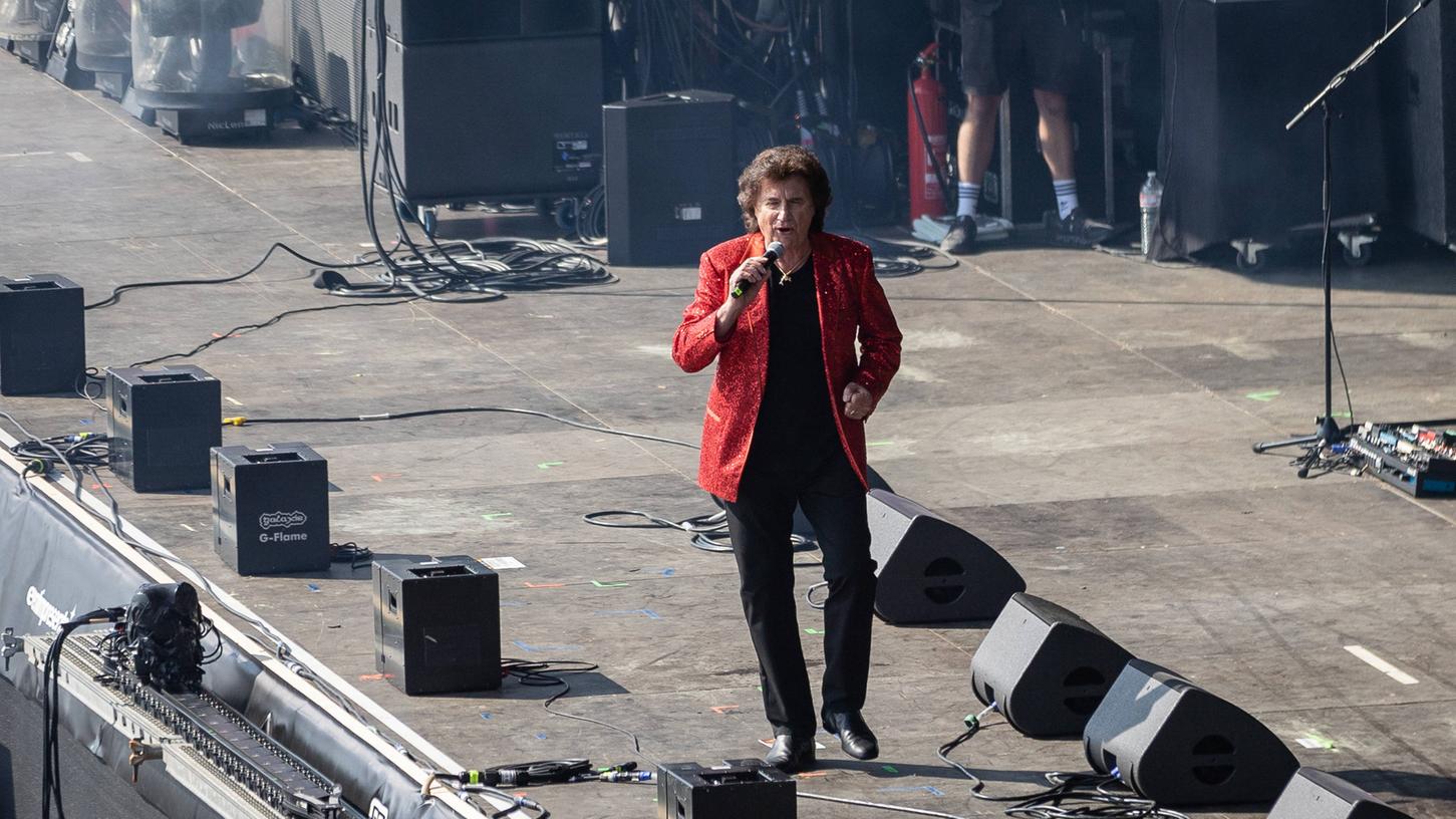 "Olaf der Flipper" rockt die Utopia Stage auf Rock am Ring mit seinen Schlagersongs. "Olaf der Flipper" rockt die Utopia Stage auf Rock am Ring mit seinen Schlagersongs.