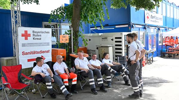 Die Mitarbeiter des Roten Kreuzs sind entspannt, sie haben wenig zu tun.