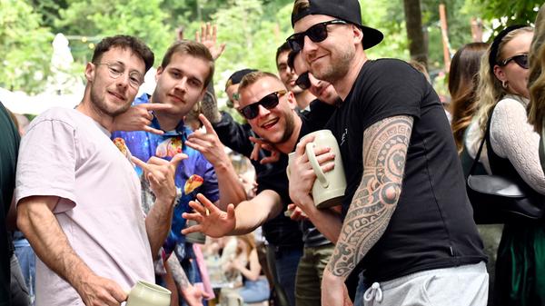 Etliche Menschen kommen an diesem Samstag bereits zum Frühschoppen auf den Berg.