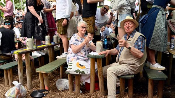 Jung und alt lauschen der Musik am Erich Keller.
