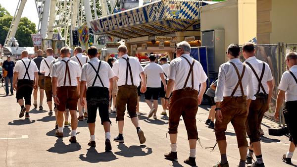 Gruppenbesuch in Uniform.