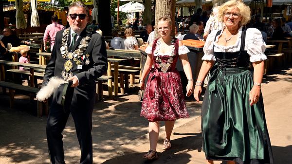 Im Ornat des Schützenkönigs.
