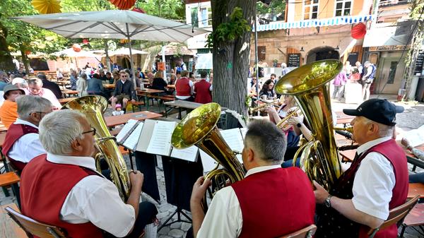 Die Dachsbacher Volksmusikanten am Entla's Keller.